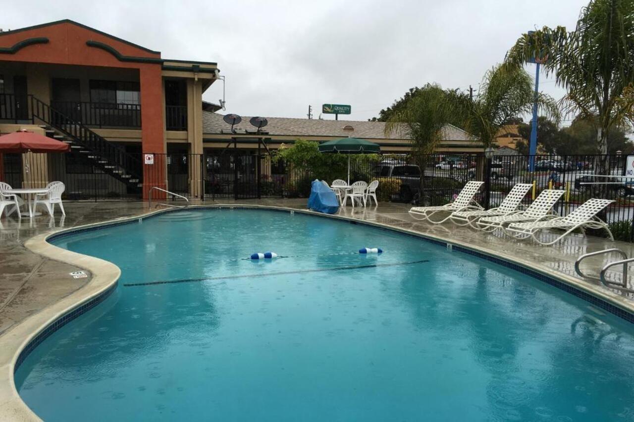 Super 8 By Wyndham Salinas Motel Buitenkant foto