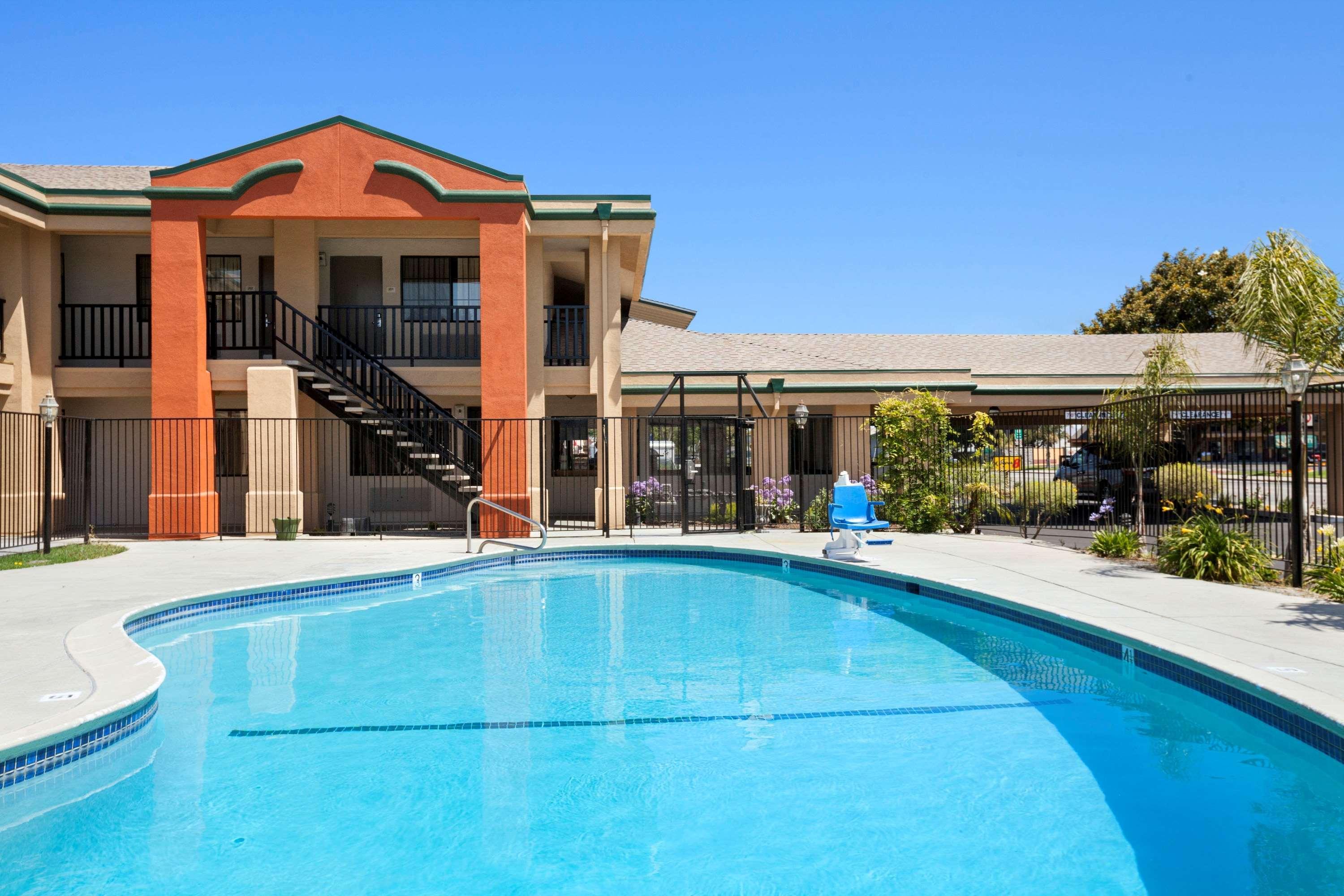 Super 8 By Wyndham Salinas Motel Buitenkant foto