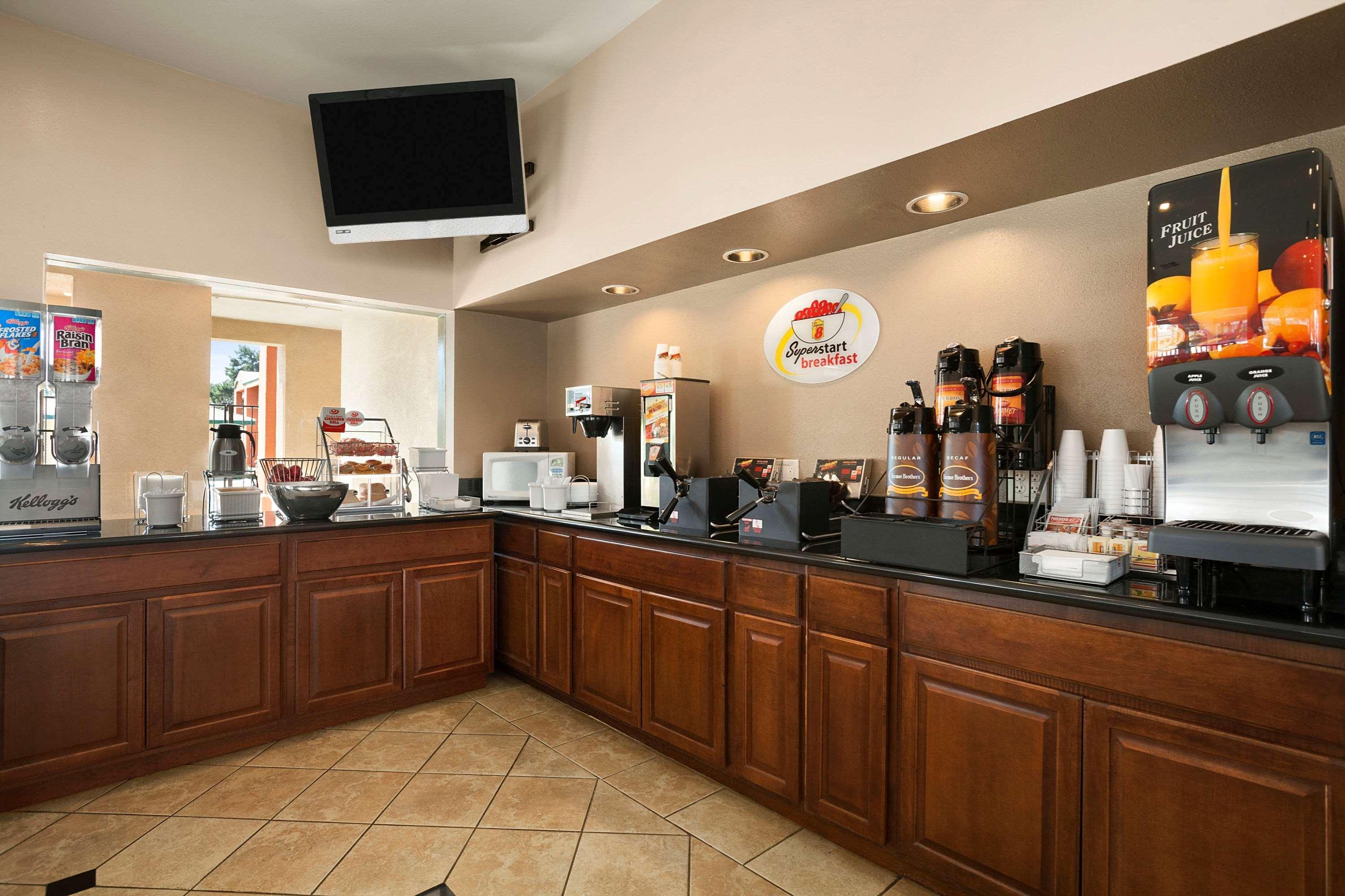 Super 8 By Wyndham Salinas Motel Buitenkant foto