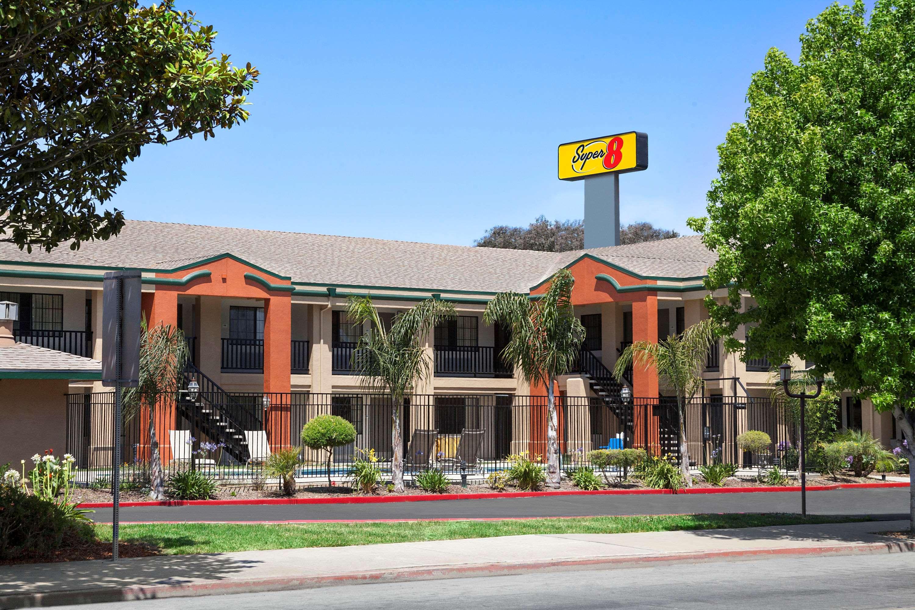 Super 8 By Wyndham Salinas Motel Buitenkant foto