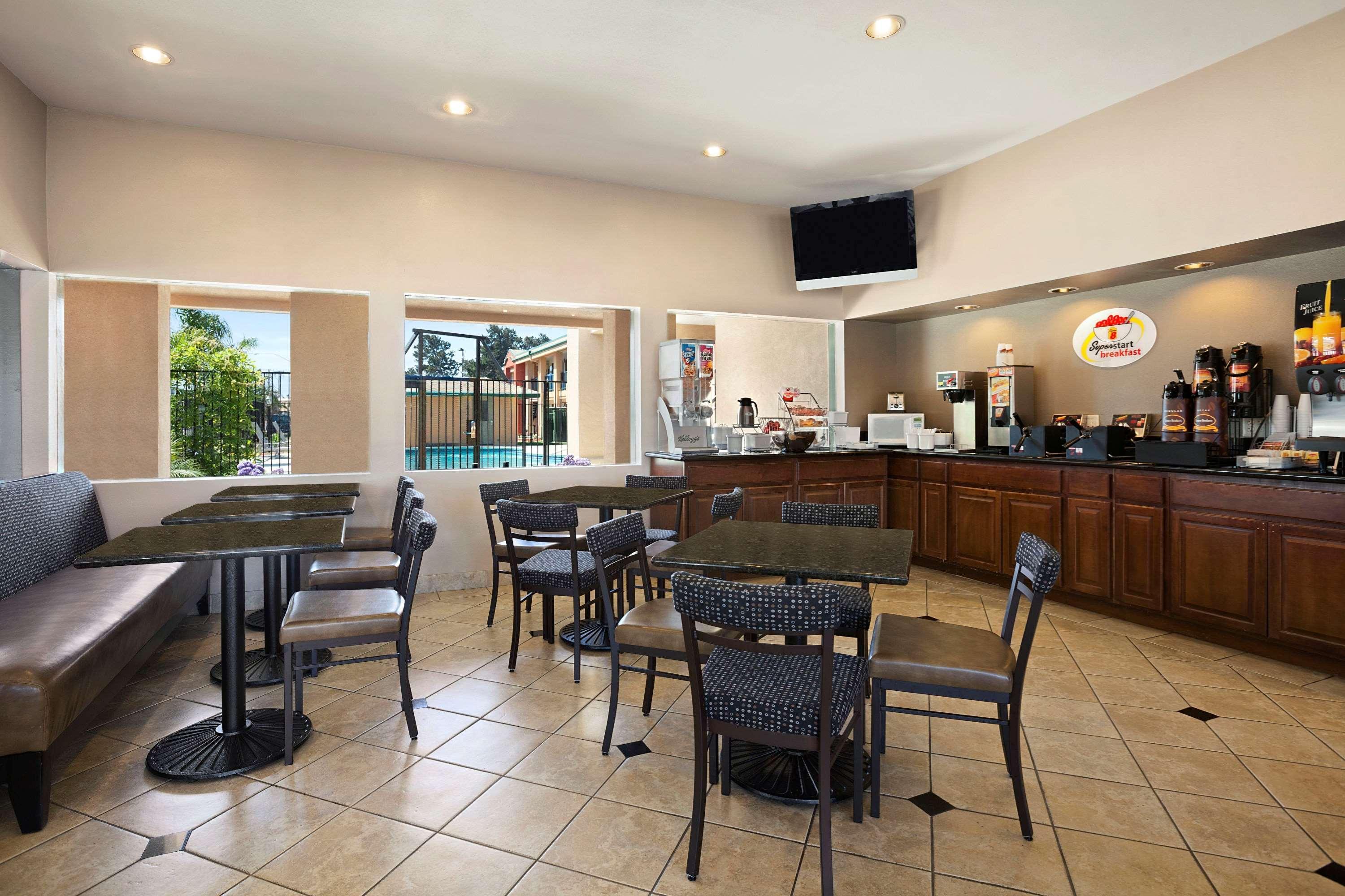 Super 8 By Wyndham Salinas Motel Buitenkant foto