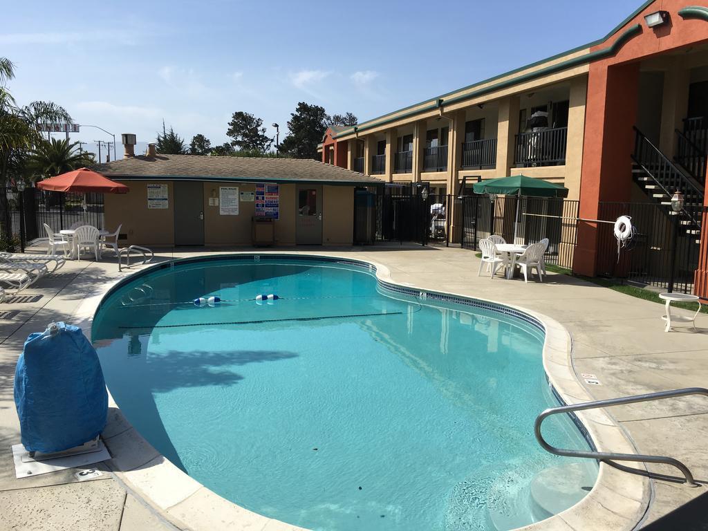 Super 8 By Wyndham Salinas Motel Buitenkant foto