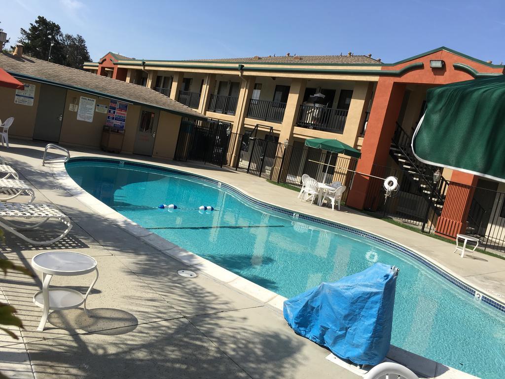 Super 8 By Wyndham Salinas Motel Buitenkant foto