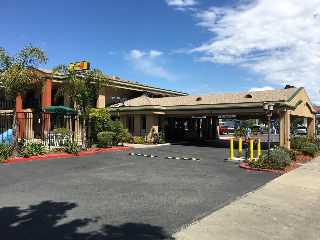 Super 8 By Wyndham Salinas Motel Buitenkant foto
