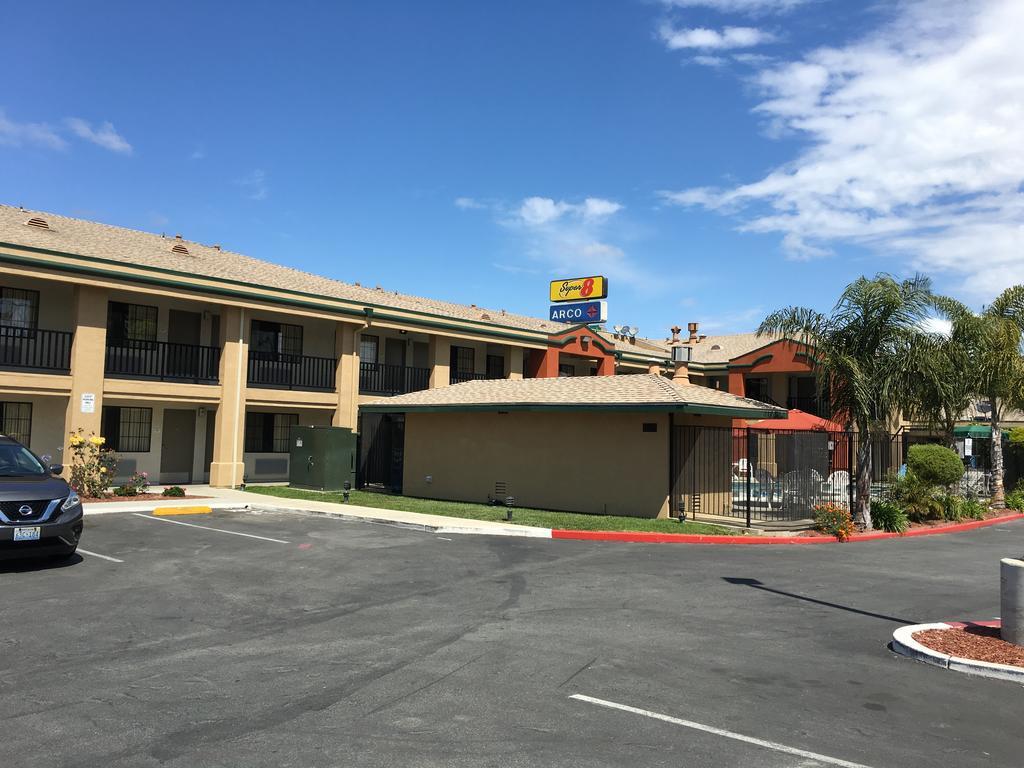 Super 8 By Wyndham Salinas Motel Buitenkant foto
