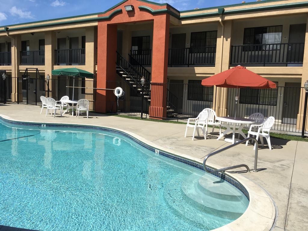 Super 8 By Wyndham Salinas Motel Buitenkant foto