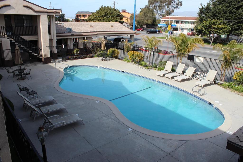 Super 8 By Wyndham Salinas Motel Buitenkant foto