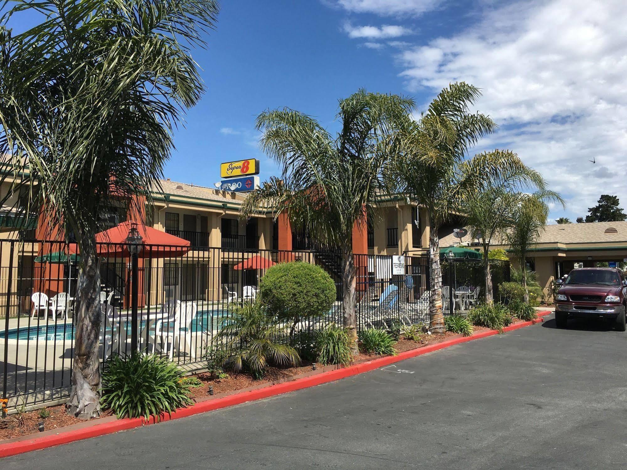 Super 8 By Wyndham Salinas Motel Buitenkant foto