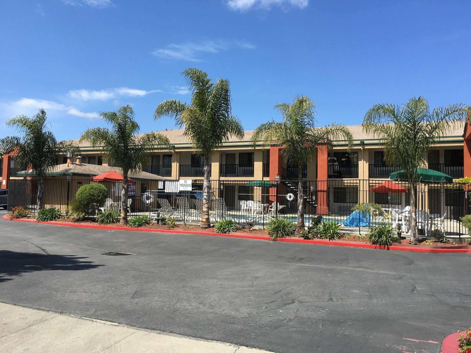 Super 8 By Wyndham Salinas Motel Buitenkant foto