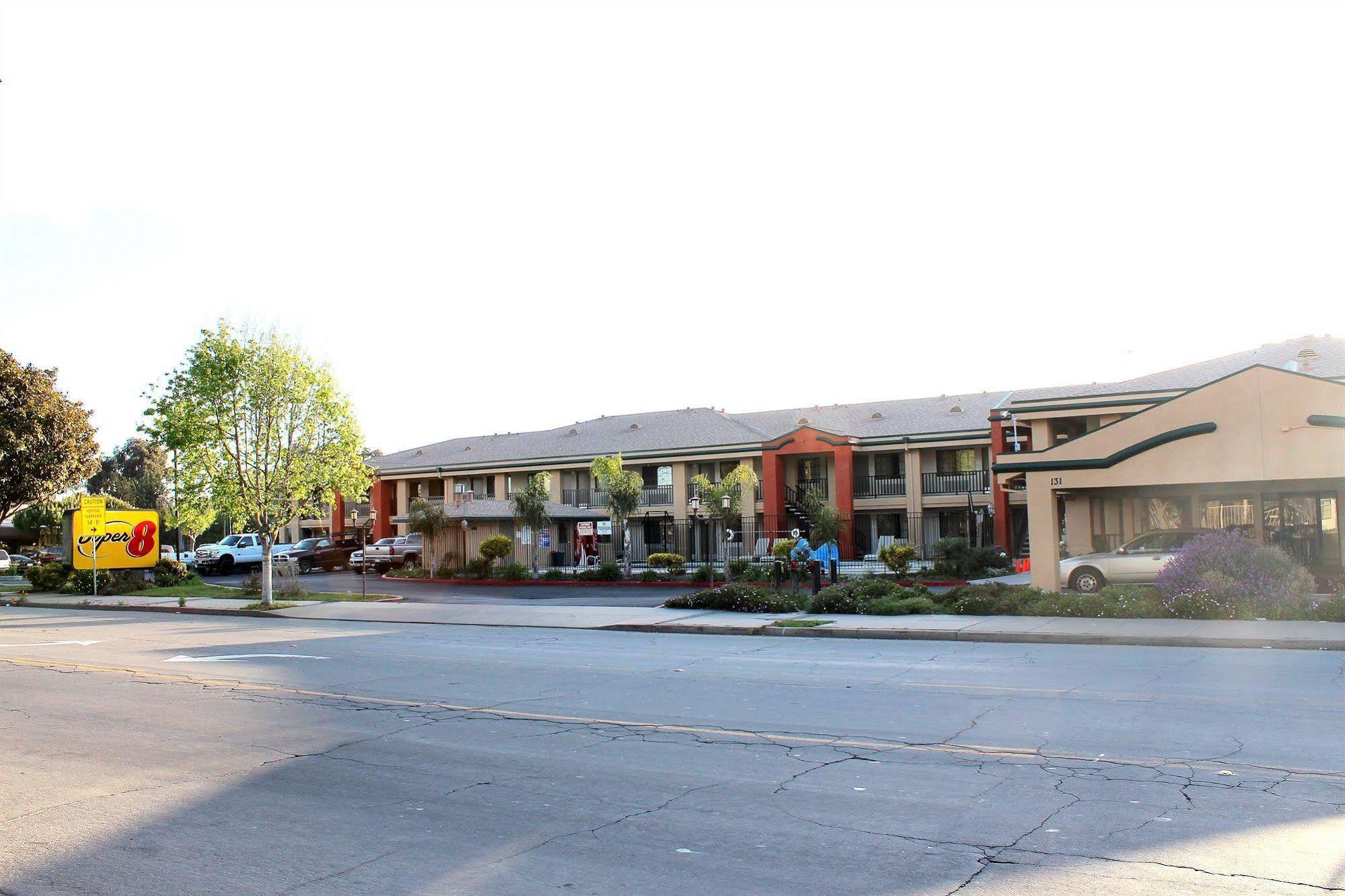 Super 8 By Wyndham Salinas Motel Buitenkant foto