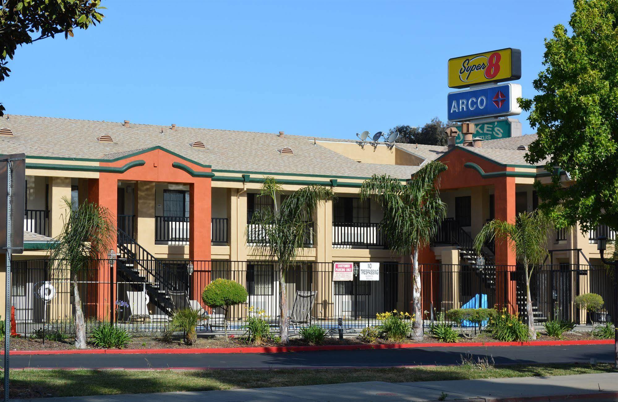 Super 8 By Wyndham Salinas Motel Buitenkant foto